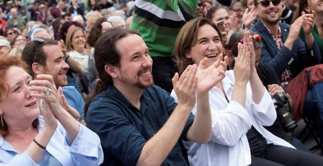 El líder d'Unidas Podemos al Congès, Pablo Iglesias, acotxa l'alcaldessa de Barclona i candidata de Barcelona en Comú a la reelecció. EFE/Marta Pérez
