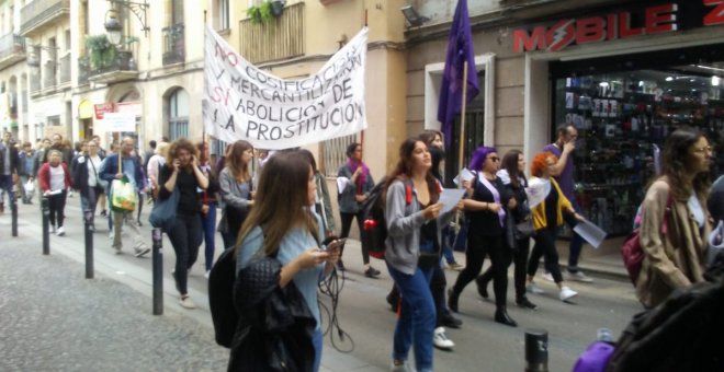 Manifestantes a favor y en contra de la prostitución.
