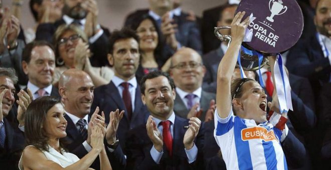 La capitana de la Real Sociedad, Sandra Ramajo (d), levanta el trofeo en presencia de Letizia. (JORGE ZAPATA | EFE)
