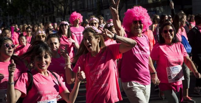 Una marea de 36.000 mujeres ha teñido este domingo de rosa las calles del centro de Madrid en la decimosexta edición de la Carrera de la Mujer para correr contra el cáncer, pero también contra la violencia de género y la discriminación. EFE/Luca Piergiov