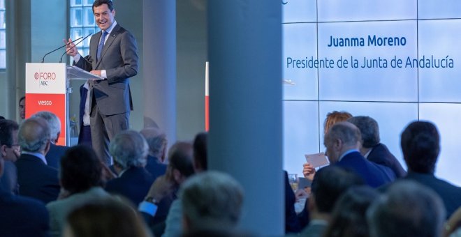 El presidente de la Junta de Andalucía, Juanma Moreno, durante su intervención en un desayuno informativo en el Foro ABC. / EFE - JULIO MUÑOZ