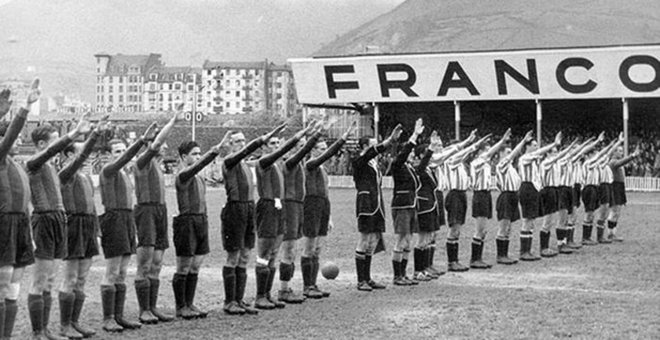 Athletic y FC Barcelona realizan el saludo franquista en San Mamés.- ATHLETIC CLUB