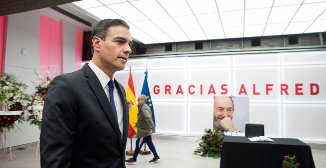 El secretario general del PSOE y presidente del Gobierno en funciones, Pedro Sánchez, acude a firmar el libro de condolencias del PSOE por el fallecimiento del exvicepresidente del Gobierno, Alfredo Pérez Rubalcaba. EFE/Luca Piergiovanni