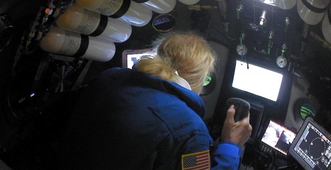 El explorador Victor Vescovo pilotando el submarino en la fosa de Mariana del Océano Pacífico | Reuters