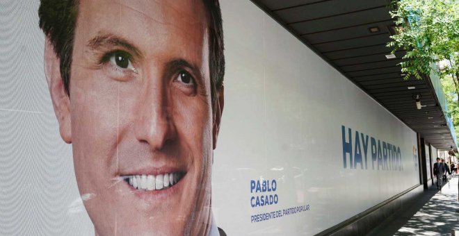 14/05/2019.- El PP quita la cara de Casado de la fachada de Génova. PP