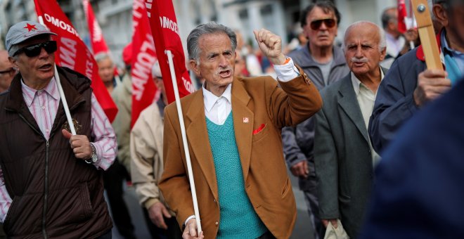 Un jubilado grita consignas durante un mitin organizado por el PAME, afiliado a los comunistas, que conmemora el 1 de Mayo en Atenas. | Reuters