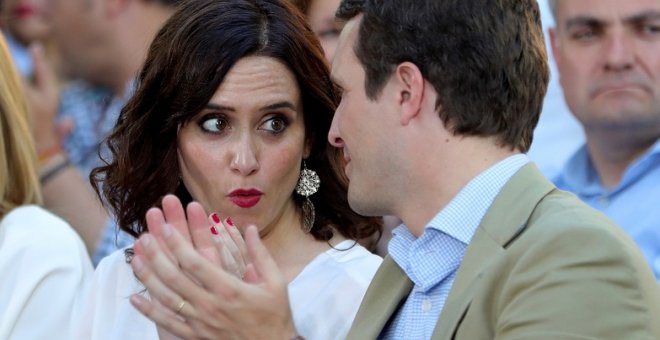 14/05/2019.- El presidente del PP, Pablo Casado, junto a la candidata del partido a la Presidencia de la Comunidad de Madrid, Isabel Díaz Ayuso (c), participan en un acto electoral en el Parque de Abastos de Aranjuez. EFE/ Juanjo Martín