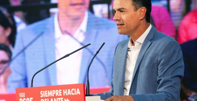 El presidente del Gobierno en funciones, Pedro Sánchez, durante su intervención en el acto electoral en el pabellón de Navia, en Vigo. EFE/Salvador Sas