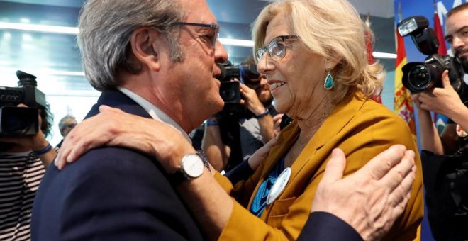 La alcaldesa de Madrid, Manuela Carmena, y el candidato a la presidencia de la Comunid de Madrid Ángel Gabilondo. - EFE