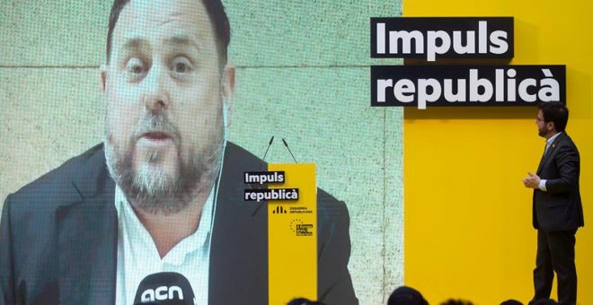 El vicepresidente del Govern, Pere Aragonès, alcaldable de Barcelona, mira una intervención en vídeo del ex vicepresident Oriol Junqueras durante un acto electoral. - EFE