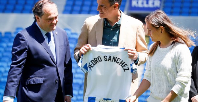 El presidente del Gobierno, Pedro Sánchez, junto al presidente de la Real Sociedad, Jokin Aperribay, y la capitana del equipo, Sandra Ramajo, en el estadio de Anoeta de San Sebastián, a donde ha acudido para felicitar a las jugadoras de la Real Sociedad t