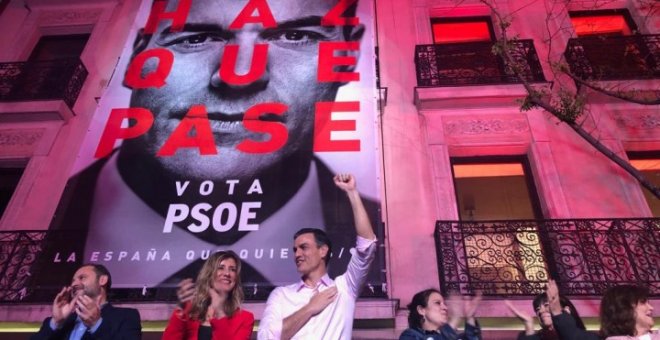 Pedro Sánchez celebra la victoria, puño en alto.   ELISE GAZENGEL / CTXT