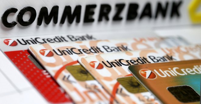 El logo del banco aleman Commerzbank impreso en 3D, junto a varias tarjetas de crédito del italiano Unicredit. REUTERS/Dado Ruvic/Illustration