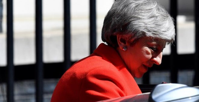La primera ministra británica, Theresa May, sale de su residencia para dirigirse a la sesión de control en el Parlamento. EFE