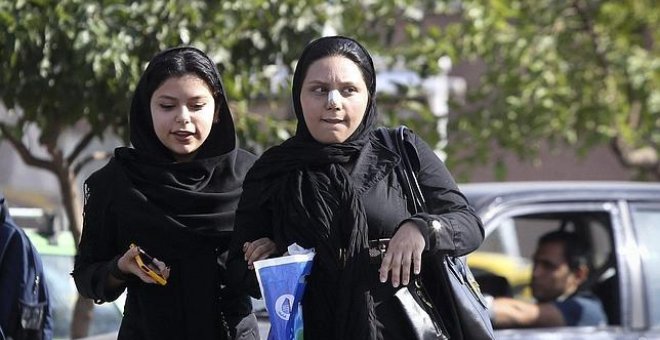 Mujeres paseando por una calle de Teherán. EFE