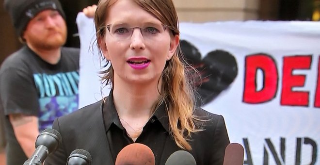 16/05/2019 - La exanalista de inteligencia del Ejército de los EEUU, Chelsea Manning, habla a los reporteros que se encuentran fuera del tribunal federal de los EEUU el 16 de mayo de 2019 | REUTERS