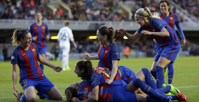 Las jugadoras del Barça celebran un gol. ALBERTO ESTÉVEZ (EFE)