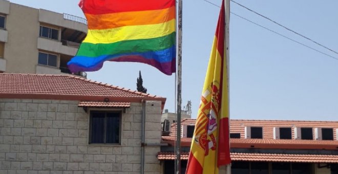 La bandera arcoiris ha acompañado a la española este viernes en la Embajada de España en el Líbano. /TWITTER