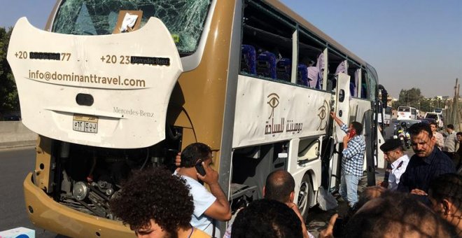 Autobús que ha sufrido el ataque en El Cairo, Egipto. EFE/EPA/MOHAMED HOSSAM