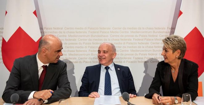 Ueli Maurer, Alain Berset y Karin Keller-Sutter, miembros del gobierno suizo. EFE/EPA/PETER SCHNEIDER