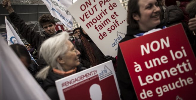 Miembros de la Asociación por el Derecho a Morir con Dignidad se manifiestan en París. EFE