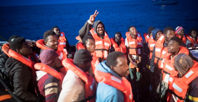 Los migrantes rescatada por el barco de la ONG alemana Sea Watch celebran que van a ser desembarcado en puerto italiano tras cuatro días de bloqueo.-  Nick Jaussi/Sea-Watch/Reuters
