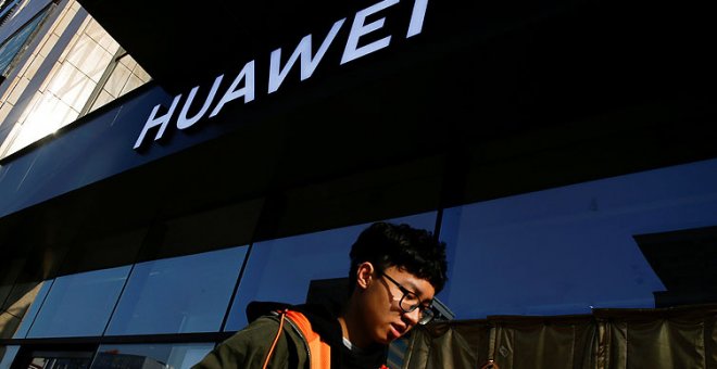 Imagen de un usuario de móvil frente a una tienda de Huawei. REUTERS
