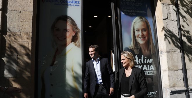 El presidente del PP, Pablo Casado, junto a la candidata a la alcaldía de la capital vizcaína Raquel González en una oficina electoral en Bilbao. EFE/LUIS TEJIDO