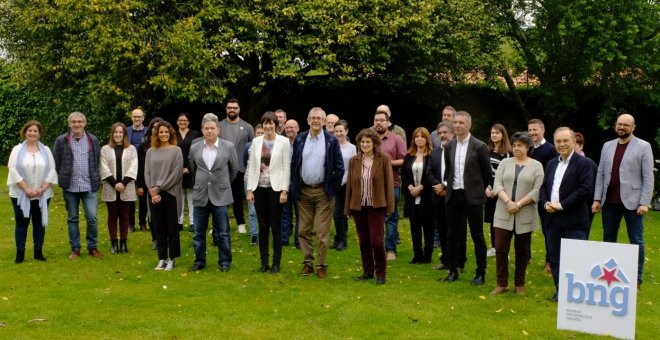 La líder del Bloque, Ana Pontón, flanqueada por Fernández Lores y Evencio Ferrero, junto a otros alcaldes nacionalistas. / BNG