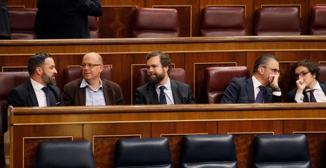 El presidente de VOX, Santiago Abascal, conversa con el diputado del PSC José Zaragoza en los escaños del Congreso de los Diputados. - EFE