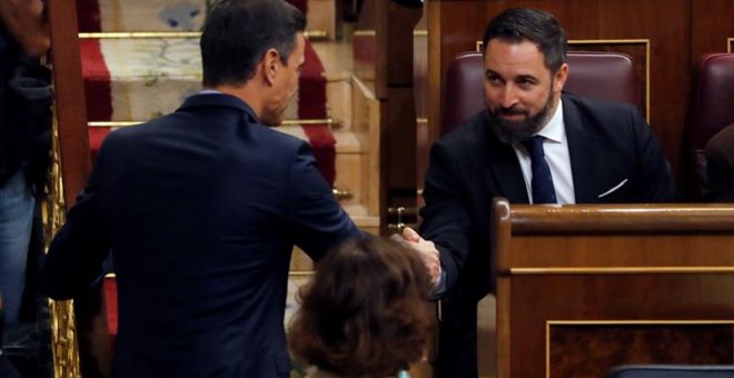 El presidente del Gobierno en funciones, Pedro Sánchez, saluda al líder de Vox, Santiago Abascal. - EFE