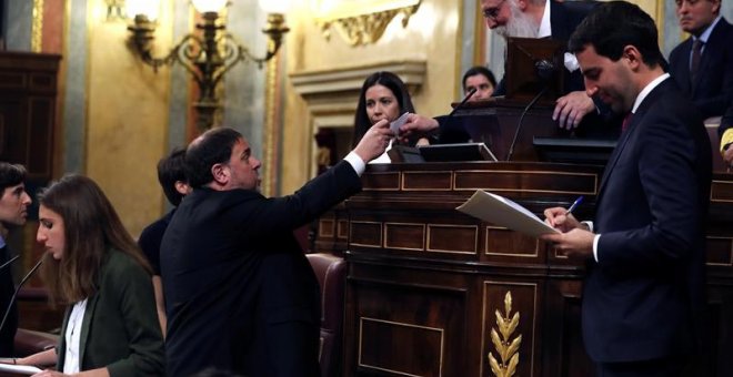 A la izquierda, Oriol Junqueras vota en la sesión constitutiva de las nuevas Cortes Generales. (J.J. GUILLÉN)