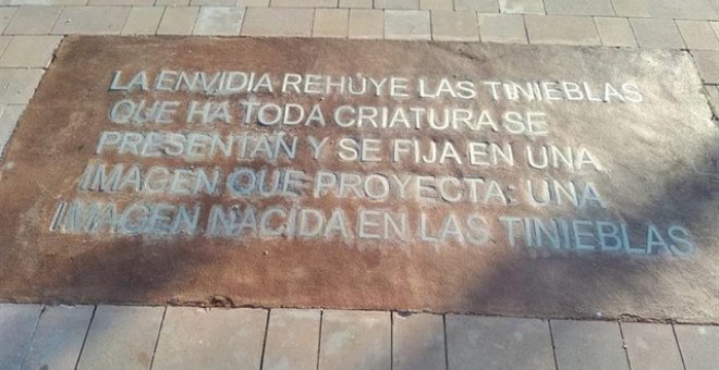 La falta de ortografía en la placa que reproduce un texto de María Zambrano en un parque de Vélez-Málaga. / EUROPA PRESS - FACEBOOK DE JESÚS LUPIÁÑEZ