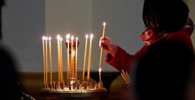 Una mujer enciende una vela en la catedral de Przemysl (Polonia). DAREK DELMANOWICZ EFE
