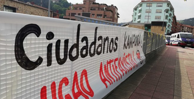Varias furgonetas de la Ertzaintza, lazos amarillos y carteles de "No sois bienvenidos" esperan a Albert Rivera en Ugao-Miraballes