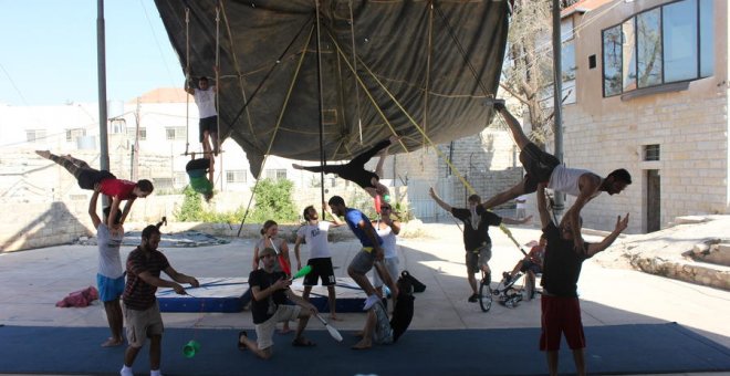 Mohammad Abu Sakha (el chico del diábolo), junto a sus compañeras y compañeros en la Escuela de Circo Palestina - Foto cedida por The Palestine Circus School