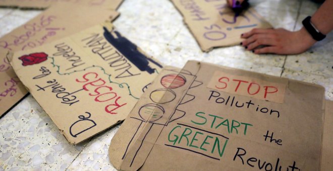 Pancartas de una de las manifestaciones de Jóvenes por el Clima. REUTERS/Sergio Perez