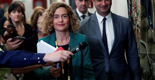 La presidenta del Congreso, Meritxell Batet, con el vicepresidente segundo, Alfonso Rodríguez de Celis, a su llegada a la reunión de la Mesa del Congreso. EFE/ Emilio Naranjo