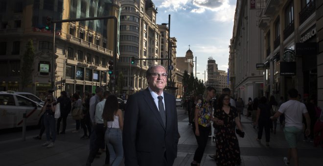 El candidato socialista a presidir la Comunidad de Madrid, Ángel Gabilondo, en la Gran Vía madrileña ras su entrevista con 'Público'. FERNANDO SÁNCHEZ