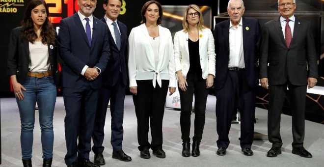 Foto de familia momentos antes de iniciarse el debate electoral en TV3. EFE