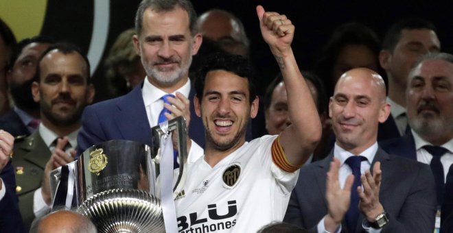 El capitán del Valencia CF, Daniel Parejo, levanta el trofeo, en presencia del rey Felipe.- EFE