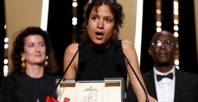 La directora francesa Mati Diop recogiendo uno de los premios del festival de Cannes. EFE/EPA/SEBASTIEN NOGIER