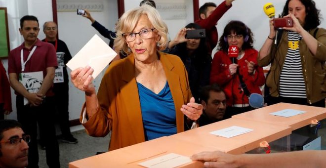 La alcaldesa de Madrid y aspirante a la reelección de Más Madrid, Manuela Carmena, ha ejercido su derecho al voto en el IES Conde de Orgaz de Madrid, este domingo en el que se celebran los comicios europeos, municipales y autonómicos. EFE/Chema Moya