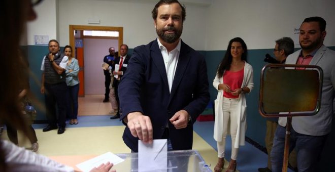 El economista de Vox Iván Espinosa de los Monteros, ha ejercido su derecho al voto en el Colegio San Agustín de Madrid, este domingo en el que se celebran los comicios europeos, municipales y autonómicos. EFE/Chema Moya