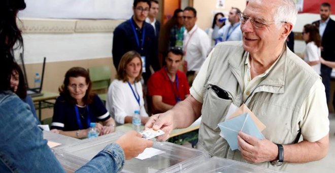 El cabeza de lista del PSOE al Parlamento Europeo, Josep Borrell, ha ejercido su derecho al voto en el Colegio Juan Falcó de Valdemorillo (C.A.Madrid), este domingo en el que se celebran los comicios europeos, municipales y autonómicos. EFE/Javier Lopez H