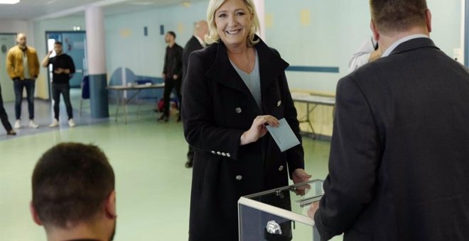 La presidenta francesa de extrema derecha Rassemblement National (RN) y miembro del Parlamento Marine Le Pen emite su voto durante las elecciones europeas en Henin Beaumont. EFE