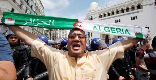 CInetos de argelinos protestan este viernes contra el régimen del gobierno en Argel (Argelia). Decenas de miles de argelinos volvieron a salir hoy a las calles del país para amnifestarse contra el régimen del dimitido presidente Abdelaziz Bouteflika por d