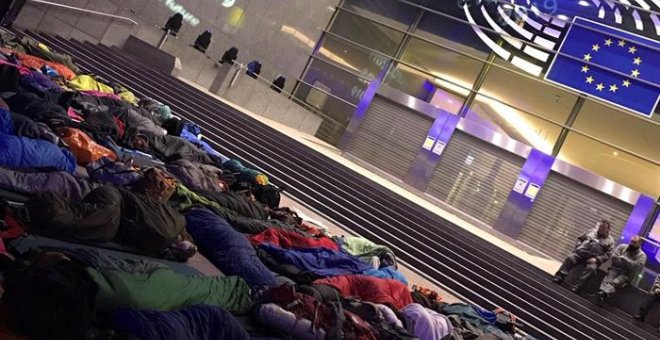 Más de 80 estudiantes de diferentes países europeos acamparon esta noche frente a la sede del Parlamento Europeo. EFE