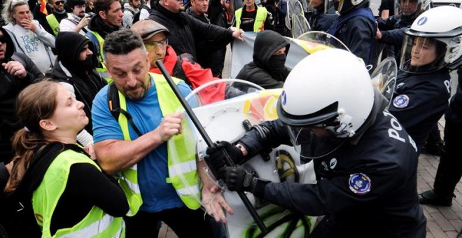 Los manifestantes que usan chalecos amarillos en Bruselas. EFE
