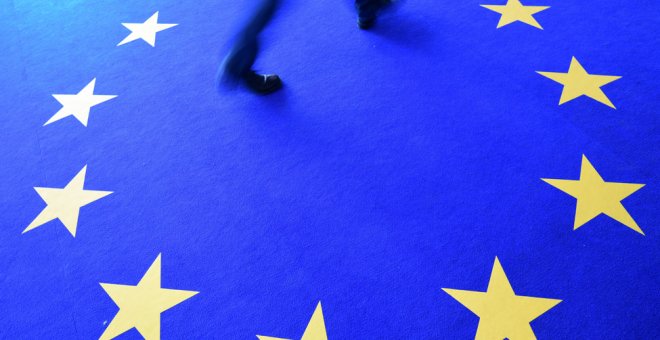 Un hombre camina en Berlín por una alfombra con el logo de Europa, durante la jornada electoral al Parlamento Europeo. EFE/CLEMENS BILAN